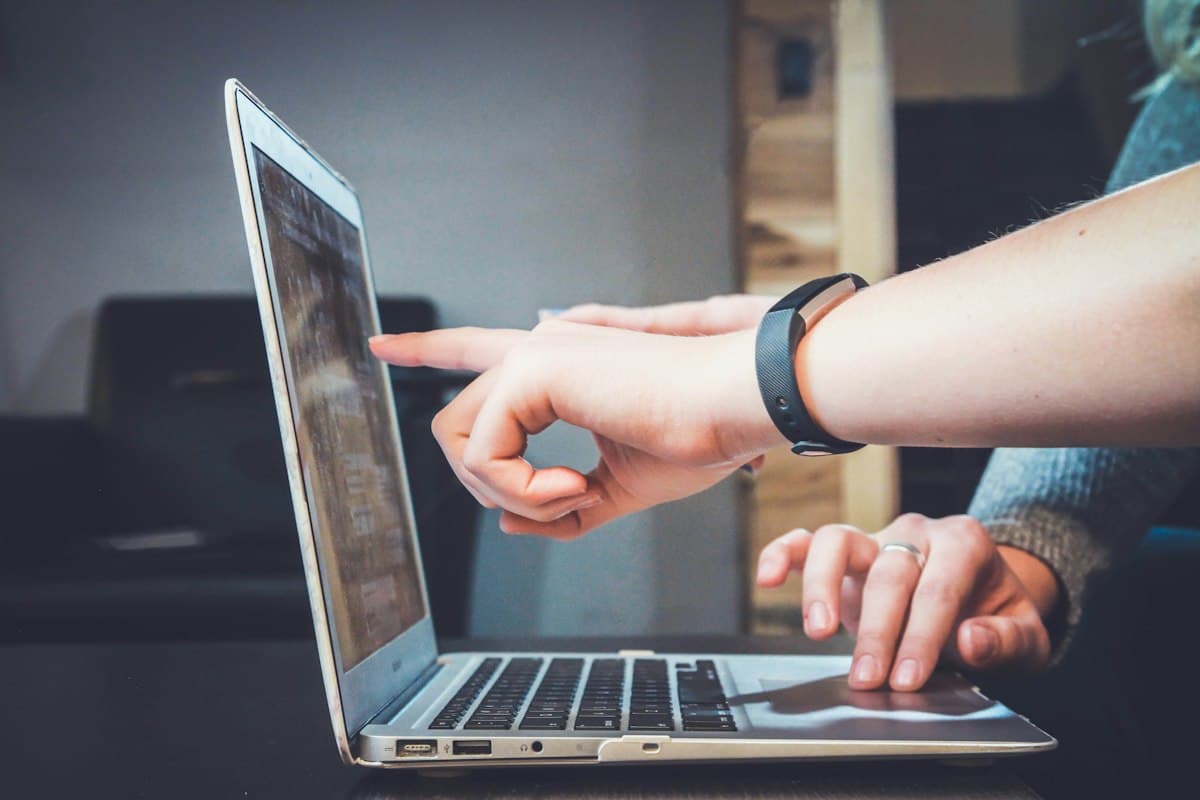 A software handover checklist that reduces vendor dependence
